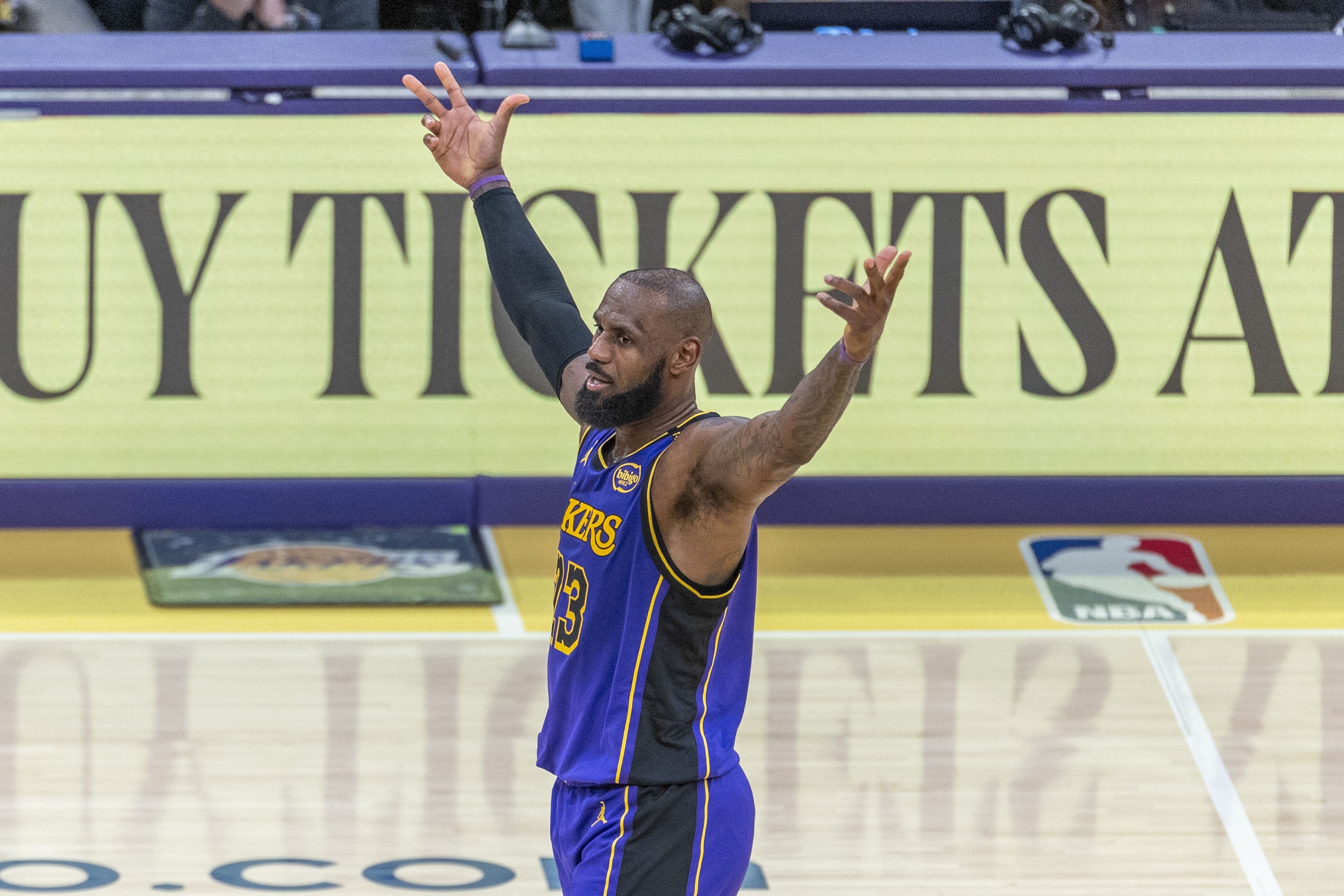 詹姆斯在法国队比赛中险胜，持续失利引发热议！