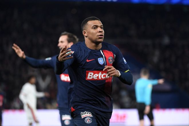 包含姆巴佩在曼联比赛中领先优势明显，战术调整引发热议！的词条